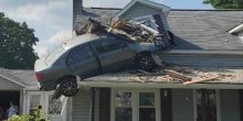 Bizarna nesreća u Pensilvaniji: Kolima se zabio u sprat kuće, policija vjeruje da nije bio nesrećan slučaj 
