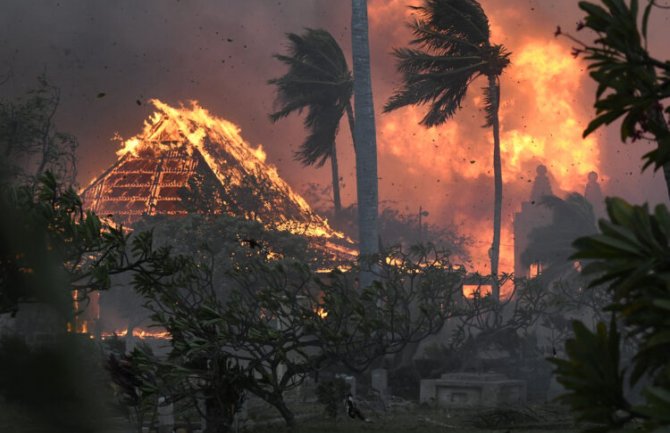Dramatične slike sa Havaja prije i posle požara: Kako je vatrena stihija razorila Maui