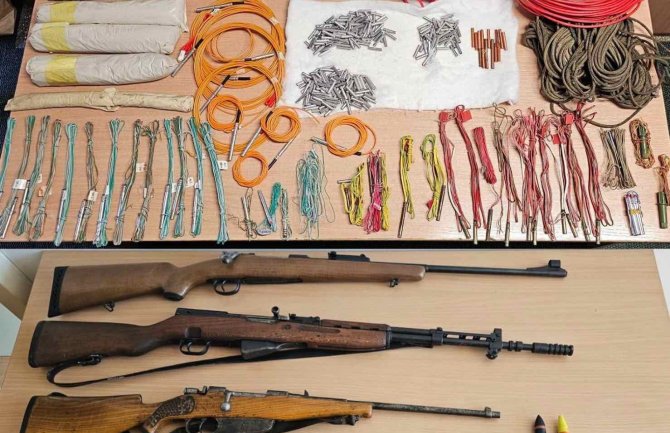 Pretresima na dvije lokacije u Nikšiću pronađen arsenal oružja i oko 10kg eksploziva: Uhapšene dvije osobe