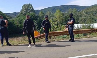 Tenzije na Kosovu: Grupa naoružanih specijalaca upala blindiranim vozilom u manastir Banjska, čuju se pucnji