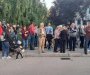 Protest ispred nikšićke bolnice, traže smjenu direktorice; Majka preminule bebe traži i dokumentaciju