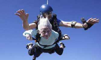 Oborila svjetski rekord, u 104. godini skočila padobranom
