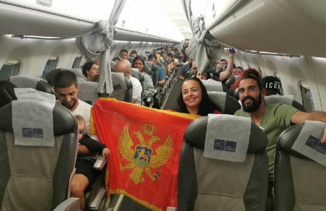 Avion Air Montenegra sletio u Podgoricu: Ne letu bio 101 putnik iz Crne Gore i još osam zemalja