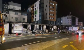 Ugašen požar na sarajevskoj pijaci, vatrogasci dežuraju tokom noći