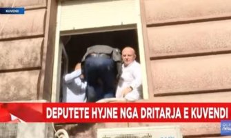 Haos u Parlamentu Albanije: Poslanicima zabranili ulaz, oni ušli kroz prozor