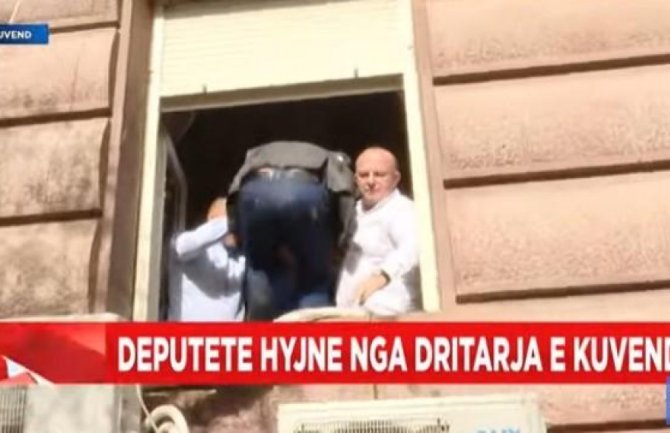 Haos u Parlamentu Albanije: Poslanicima zabranili ulaz, oni ušli kroz prozor