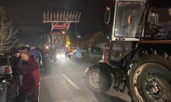Poljoprivrednici traktorima opkolili ljude koji su blokirali kuću učesniku protesta
