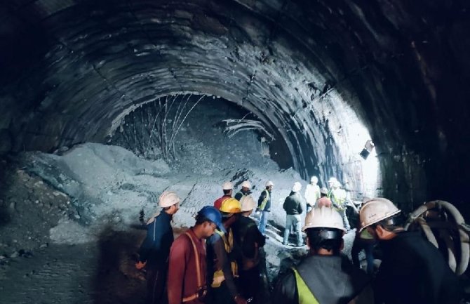 Treći dan spasavanja 40 radnika iz urušenog tunela u Indiji
