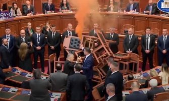 (VIDEO) Novi incidenti u Skupštini Albanije: Poslanici aktivirali dimne bombe, zapalili poslaničke klupe