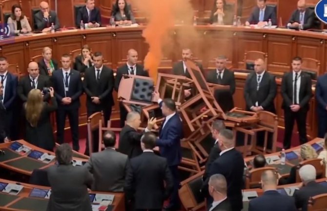 (VIDEO) Novi incidenti u Skupštini Albanije: Poslanici aktivirali dimne bombe, zapalili poslaničke klupe