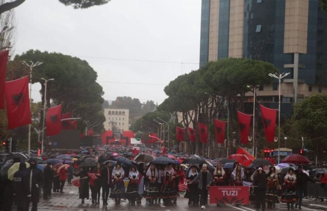 Nacionalni praznik proslavljen paradom u Tirani: Učestvovali i Albanci iz Crne Gore