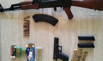 Pronađeno oružje i municija u Tuzima, uhapšene dvije osobe