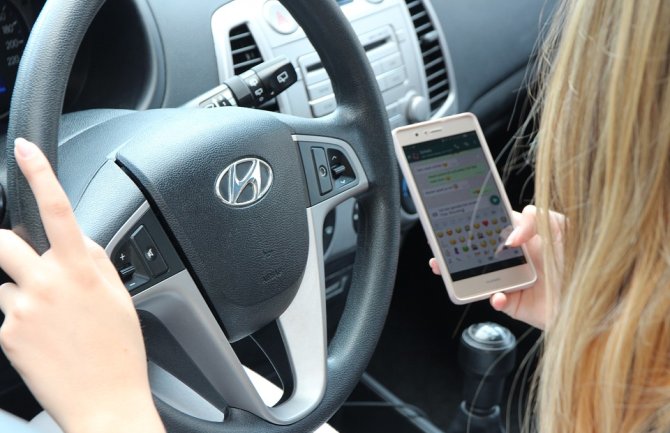 Alarmantno: Vozi i telefonira četiri petine vozača