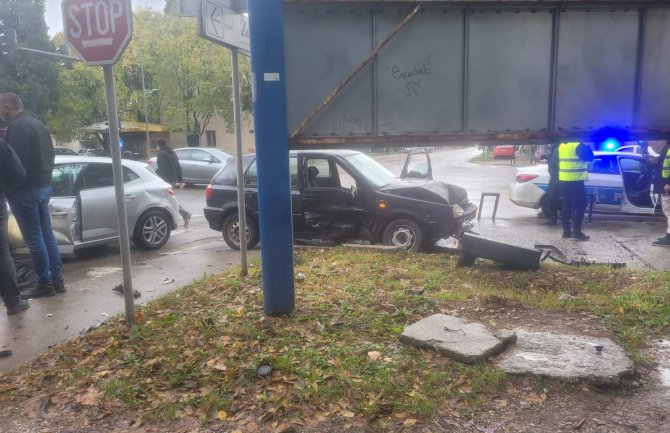  Saobraćajna nezgoda u Bulevaru Ivana Crnojevića: Sudar tri vozila, povrijeđeno više osoba