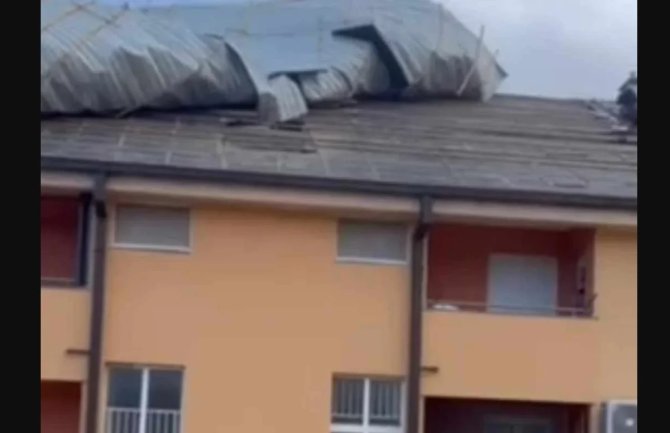 Vjetar podigao krov na zgradi, padaju cigle i beton