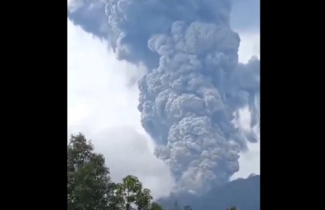 Eruptirao vulkan u Indoneziji, bacao pepeo tri hiljade metara u zrak