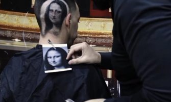 Novosadski frizer ispred Mona Lize u Luvru izveo akciju o kojoj priča cio svijet