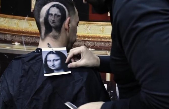 Novosadski frizer ispred Mona Lize u Luvru izveo akciju o kojoj priča cio svijet
