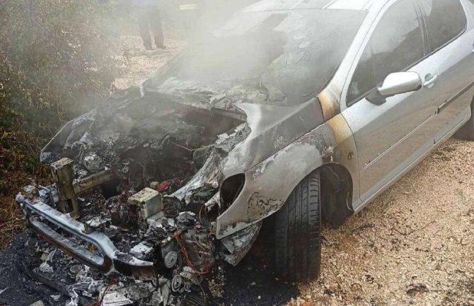 Zapalio se automobil u Lepetanima, intervenisali vatrogasci