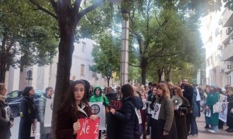 Protest ispred Vlade zbog ubistva Zumrite Nerde: Nećemo ućutkivanje, niti nijedno slomljeno rebro ili ženu manje
