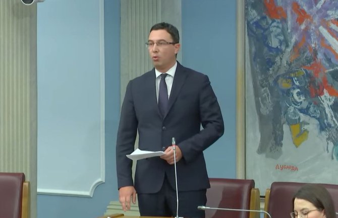 Bojović: Neprihvatljivo da se za kadrovska pitanja Uprave policije poziva i konsultuje Varhelji