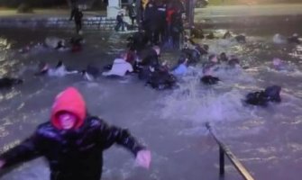 U Beogradu počeo da tone splav, mladi skakali u vodu