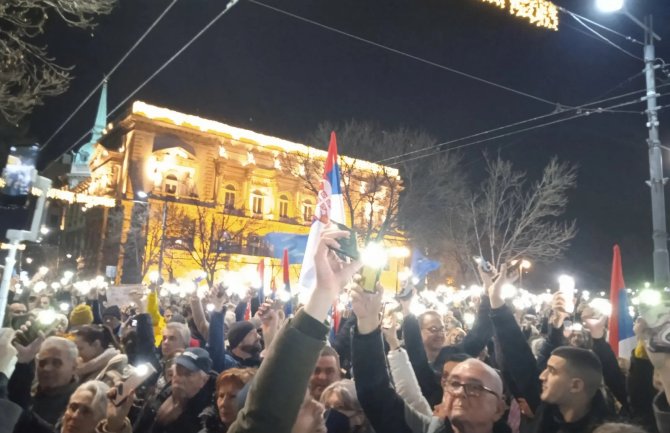 Tenzije ispred Skupštine Beograda, opozicioni predstavnici pokušavaju da uđu u zgradu