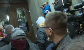 Blokiran centar Beograda: Učesnici protesta razvalili vrata Skupštine grada