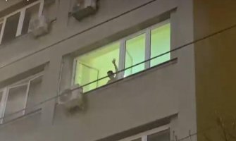 Marinika Tepić maše sa prozora: Okupljeni je pozdravili aplauzom