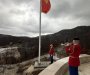 Vojska Crne Gore zamijenila oštećenu državnu zastavu na Grahovcu