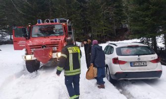 Beranski vatrogasci spasili petočlanu porodicu iz vozila zaglavljenog u snijegu