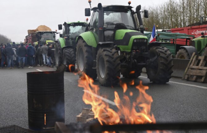 Francuski poljoprivrednici danas blokiraju puteve, raspoređeno 15.000 policijaca