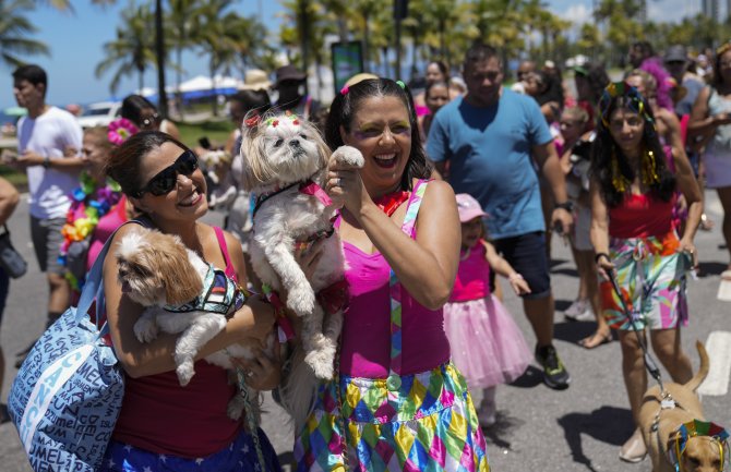 Počeo karneval u Rio de Žaneiru, paradirali i psi