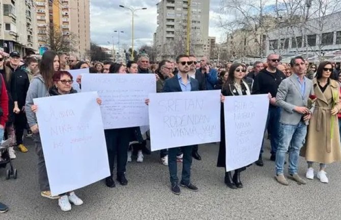 U Tuzli počelo mirno okupljanje povodom brutalnog ubistva Amre Kahrimanović: Pristiže veliki broj građana