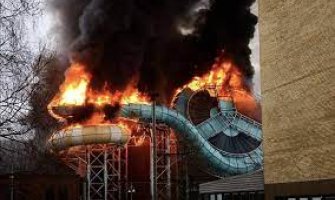 Švedska: Pogledajte eksploziju i požar u vodenom parku u izgradnji
