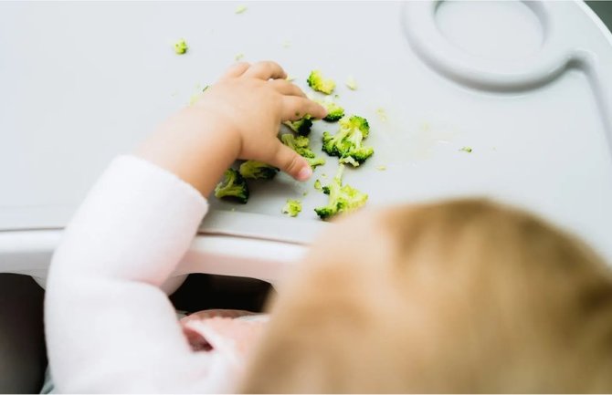 Roditeljstvo: Pustiti bebu da jede sama - da ili ne