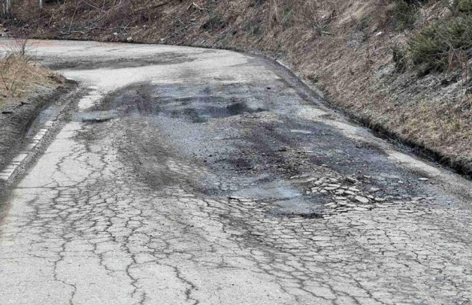  Andrijevica: Asfalt na putu preko Trešnjevika pretvoren u rupe i kratere