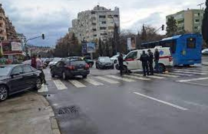Sudar automobila i ambulantnog vozila u Podgorici, jedna osoba povrijeđena