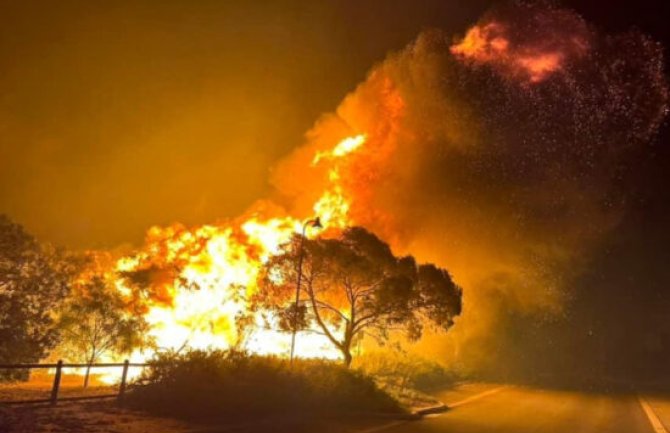 Bukti šumski požar u Australiji, 2.000 ljudi hitno evakuisano