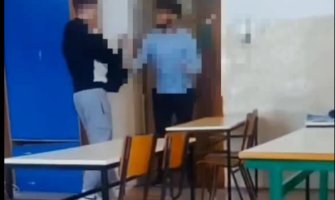 Širi se snimak: Nastavnik i učenik se sukobili u učionici OŠ “Savo Pejanović”