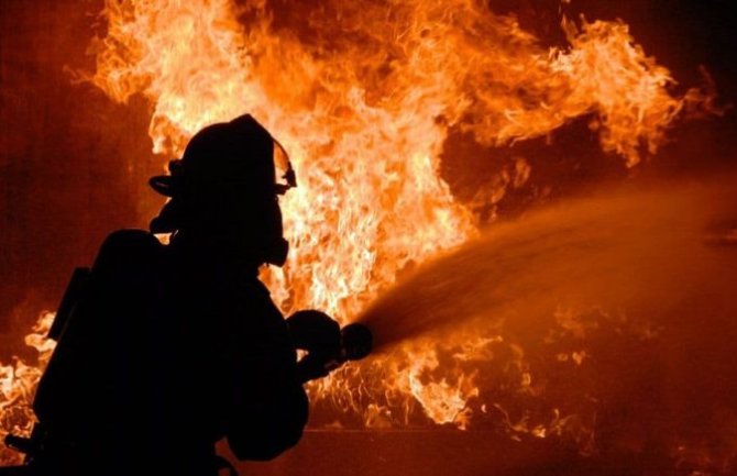 Požar u nikšićkom kafiću, vatrogasci zaustavili širenje plamena ka stanovima