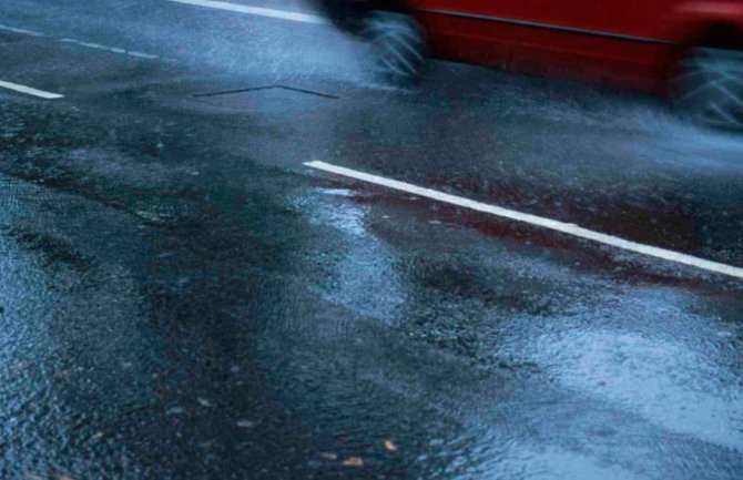 Vozači oprez: Putevi mokri i klizavi