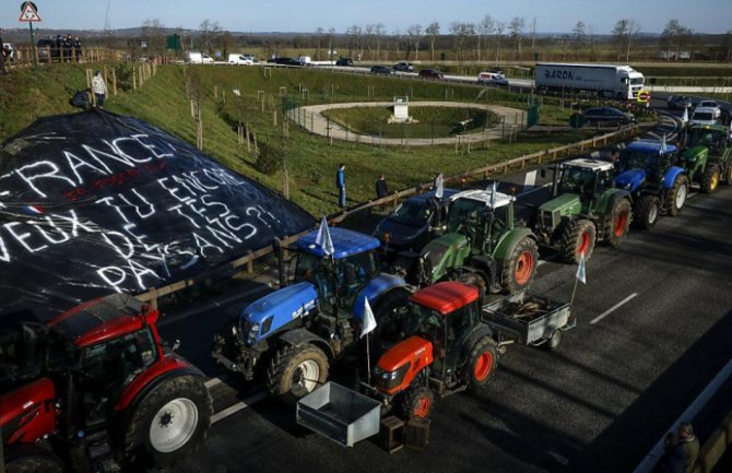 Traktori oko Trijumfalne kapije: Poljoprivrednici blokirali Pariz