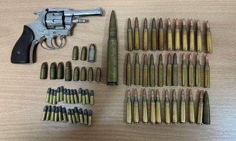 Nikšić: Uhapšena osoba zbog ulične prodaje narkotika, pretresom pronađen pištolj i municija