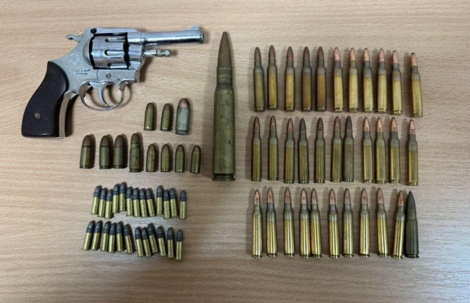 Nikšić: Uhapšena osoba zbog ulične prodaje narkotika, pretresom pronađen pištolj i municija