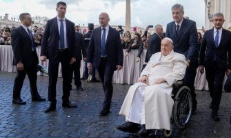 Papa Franjo i dalje bolestan, umjesto njega čitao pomoćnik