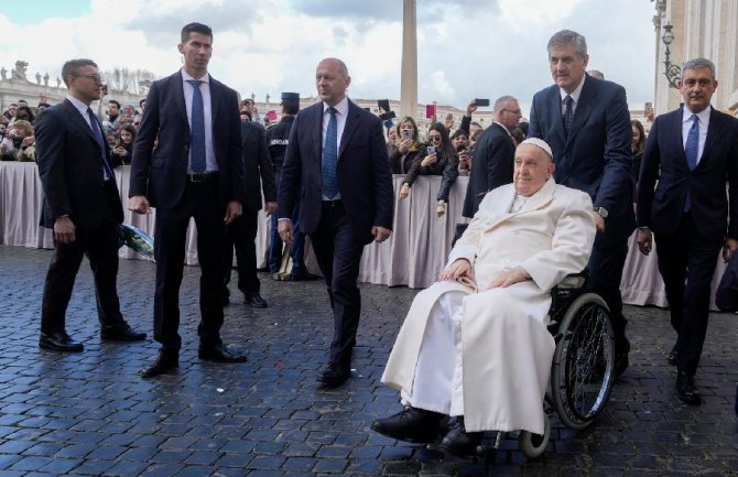 Papa Franjo i dalje bolestan, umjesto njega čitao pomoćnik