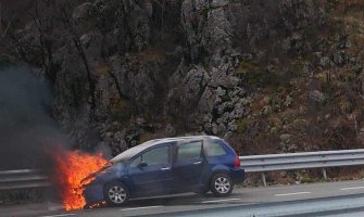  Vozilo se zapalilo na auto-putu