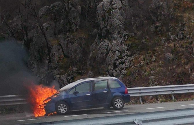  Vozilo se zapalilo na auto-putu