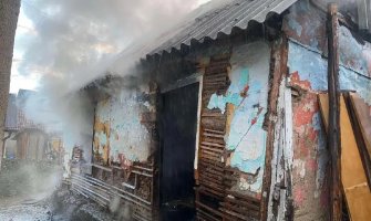 Gorjela stara kuća u Beranama, vatrogasci spriječili širenje vatre